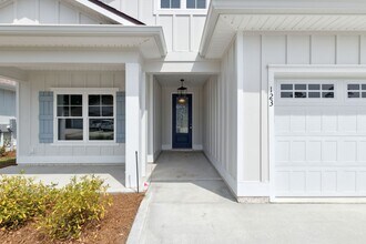 Building Photo - Resort Style living, minutes to town!