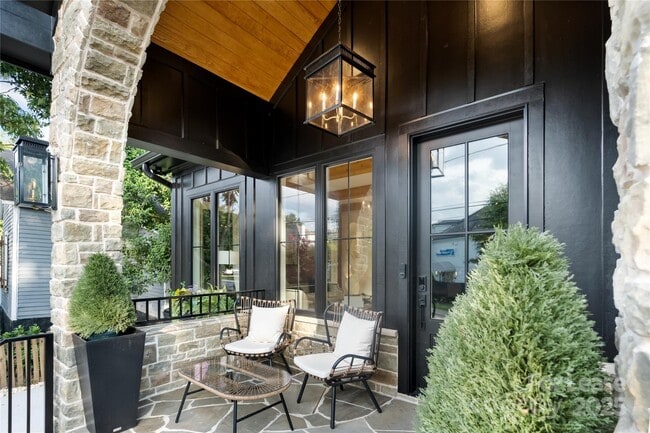 Building Photo - 705 S Torrence St