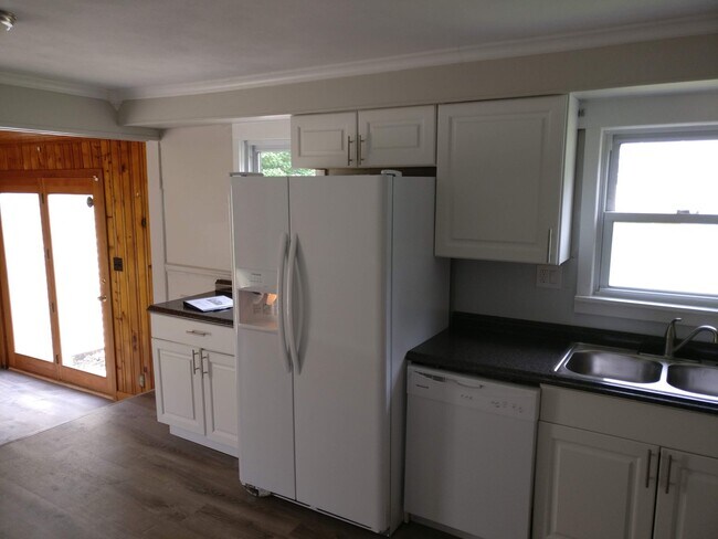 Building Photo - 4-Bedroom Home for Rent Summer 2026