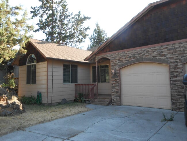 Primary Photo - 1021 SW Crosscut Ct