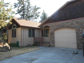 Building Photo - 1021 SW Crosscut Ct