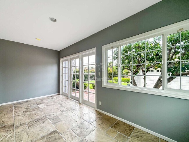 Building Photo - 5147 E Los Flores St