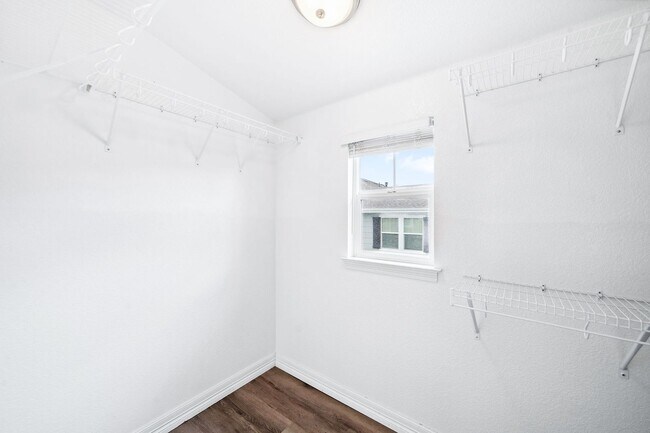 Building Photo - Modern 3BD, 2.5BA Cottonwood Condo with At...