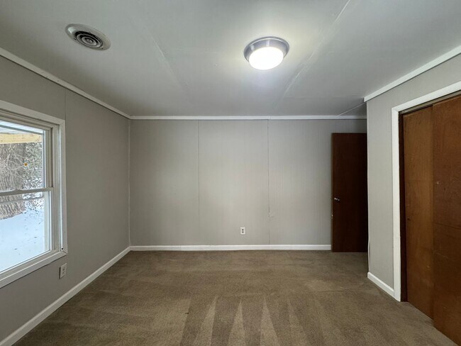 Building Photo - 207 E Oak St