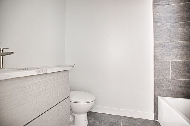 Building Photo - Amazing 2 Bed/2 Bath Apartment in prime Li...