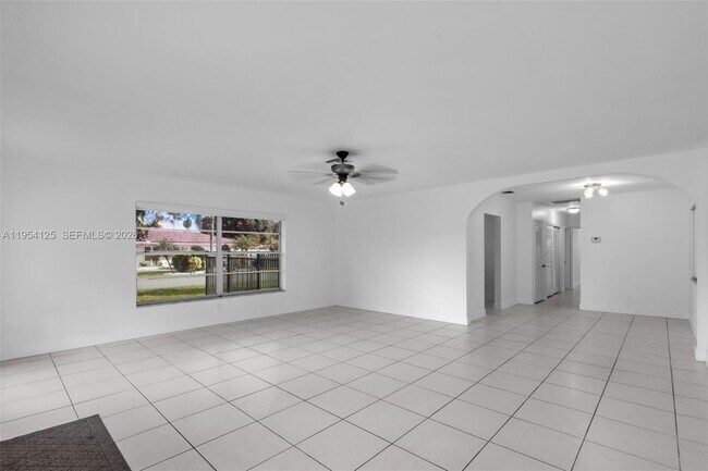 Building Photo - 4700 NE 21st Ave