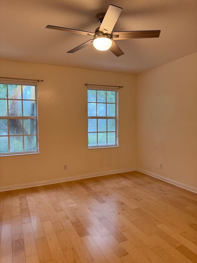 Building Photo - Lakeside Luxury Living in Island Walk – 3B...