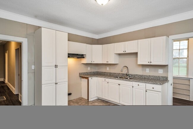 Building Photo - Updated 2-Bedroom Duplex – $800/month | Ta...