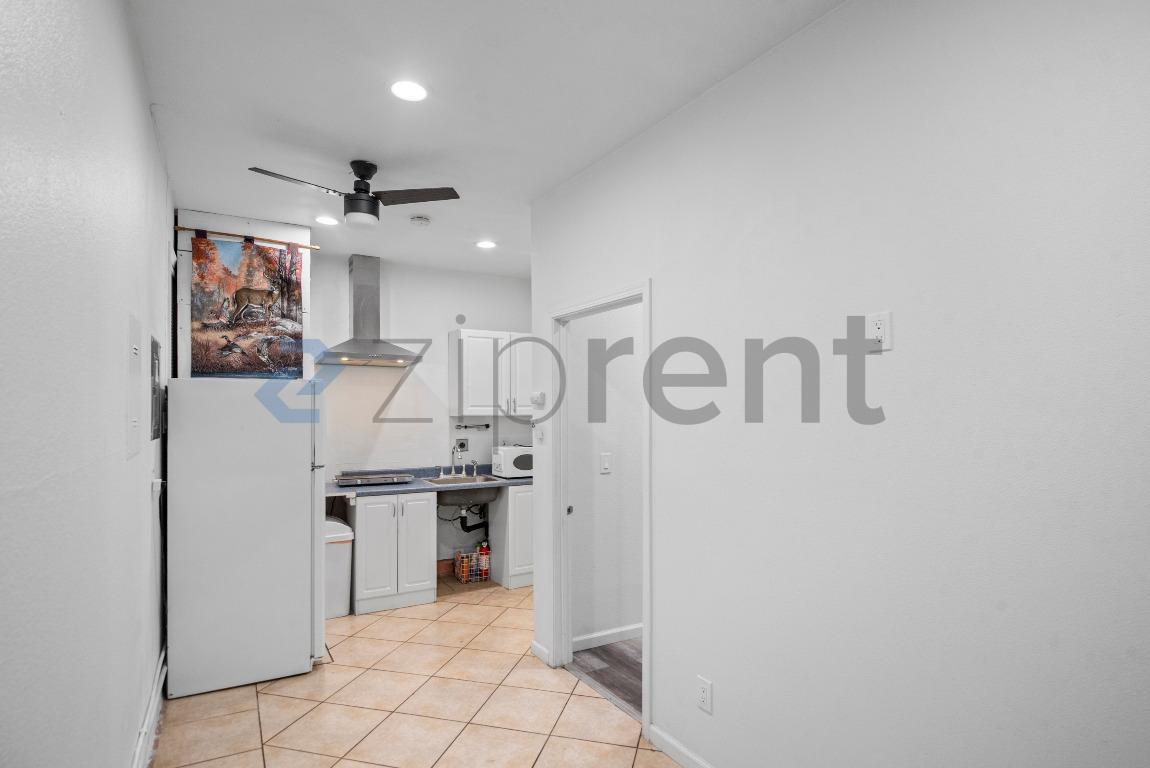 Building Photo - 2661 S King Rd