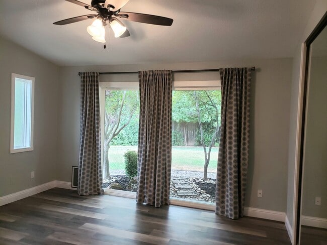 Building Photo - Beautifully Updated Single Level