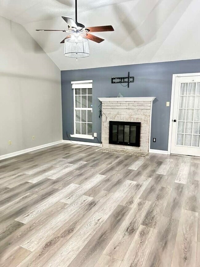 Building Photo - 9410 Garden Woods Dr