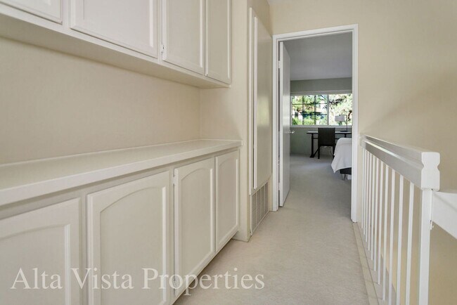 Building Photo - Beautiful Dual Master bedroom Townhome in ...