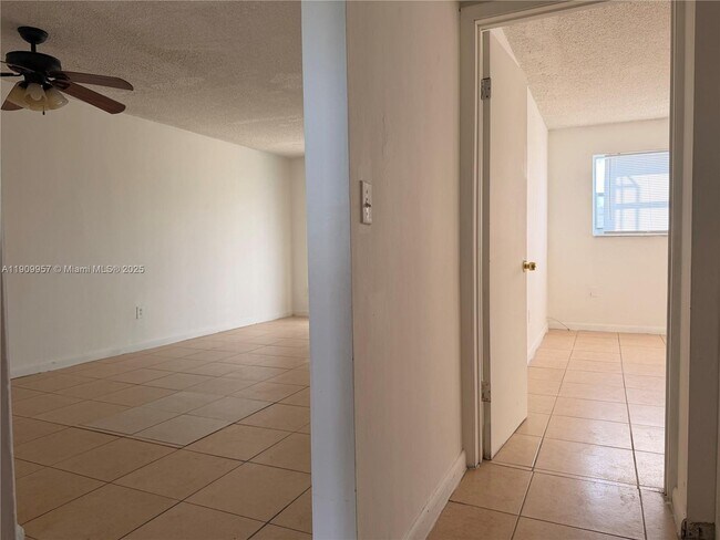 Building Photo - 13725 NE 6th Ave