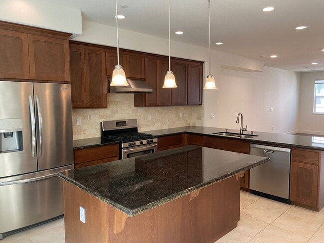 Building Photo - SUNNYVALE - executive townhome with amazin...