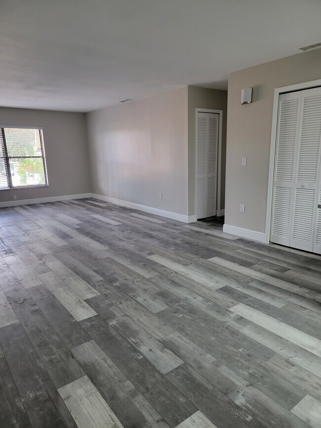 Building Photo - 5008 Manatee Ave W