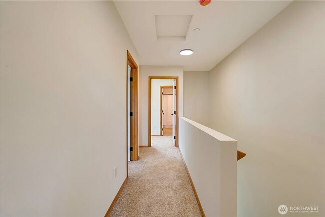 Building Photo - Beautifully Updated 3-Bedroom Townhome with Garage in Prime Lynnwood Location