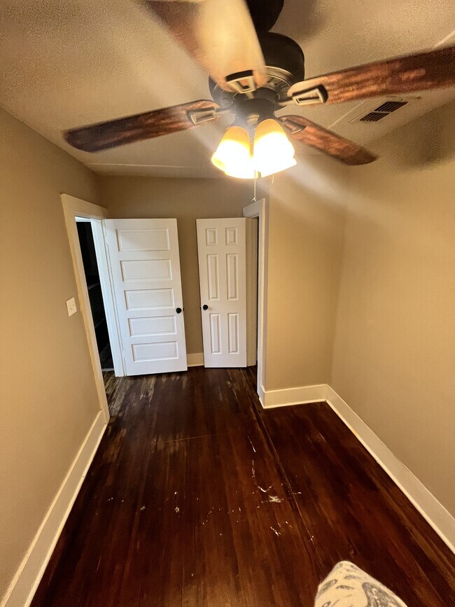 Building Photo - 916 N Austin St