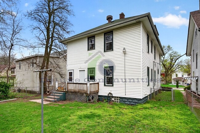 Building Photo - Beautiful Two Bedroom Lower Unit! Available NOW!!