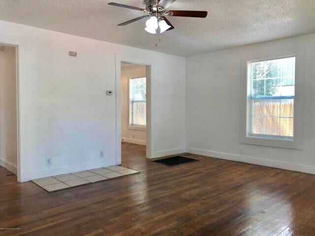 Building Photo - BIVINS ADORABLE 2BEDROOM 1BATH 1CAR GARAGE