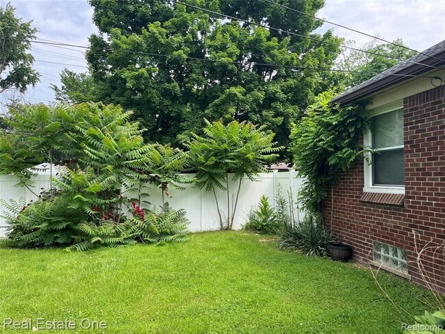 Building Photo - 10053 Royal Grand Ave