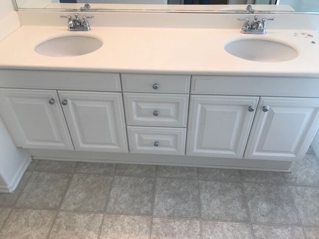 Building Photo - Gated Community!