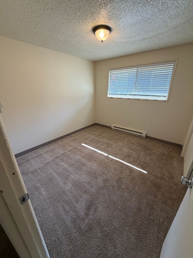 Building Photo - (473) Walnut Duplex - 2 Bedroom / 1 Bathroom