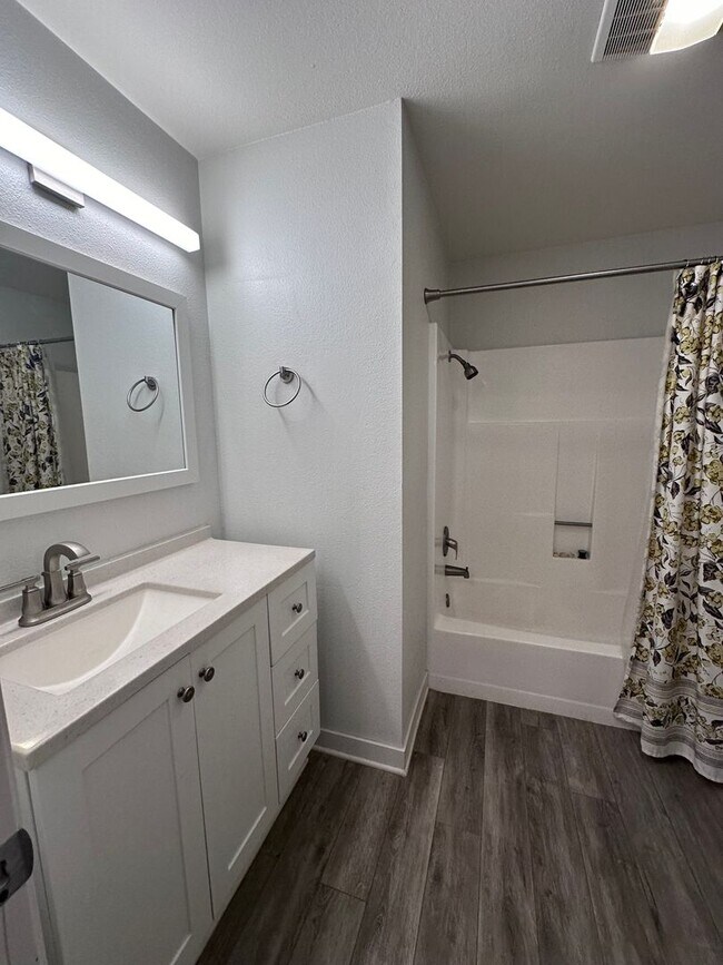 Building Photo - Cozy 2 bdrm 2 bath Condo in Vancouver, WA