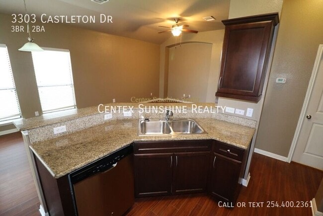 Building Photo - 3303 Castleton Dr
