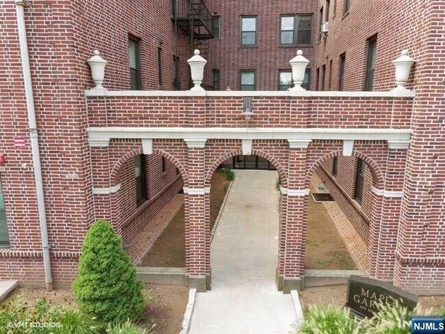 Building Photo - 54 Broad St