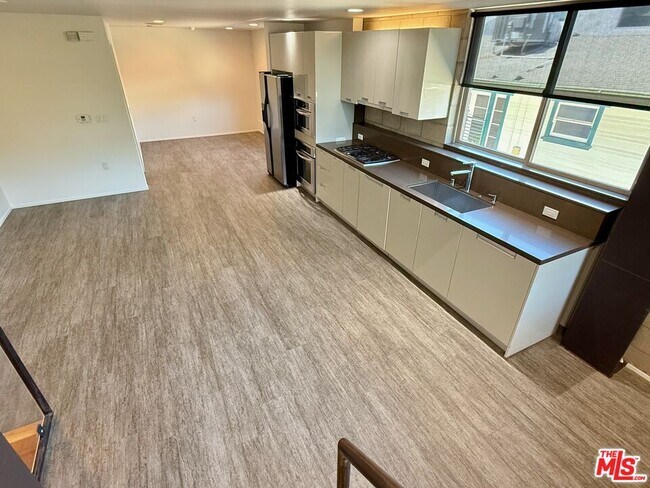 Building Photo - 530 N Larchmont Blvd