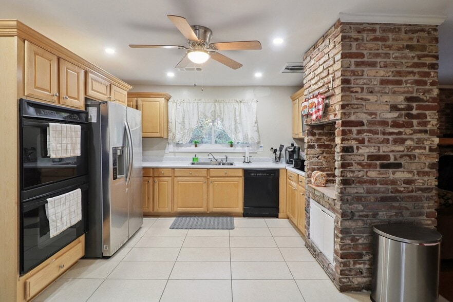 Building Photo - 2650 Colonial Dr