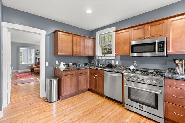 Building Photo - Walk to Hillsboro Village – 24th Ave S Gem!