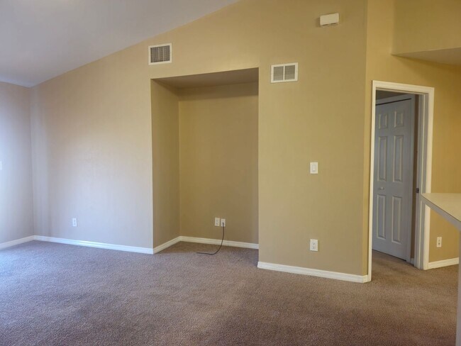 Building Photo - Nice 2 Bed plus a Den!, 2 Bath with a 1 Car Garage.