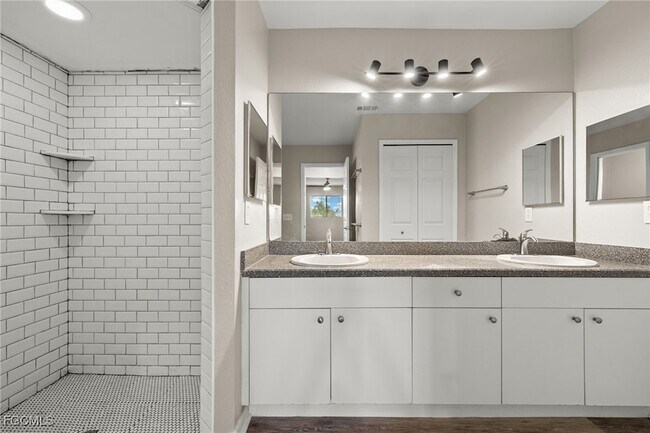 Building Photo - 3919 SW 14th Ave