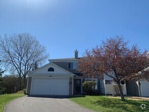 Building Photo - 2 BR/2 BA End-Unit Townhome in a Great Bur...