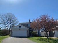 Building Photo - 2 BR/2 BA End-Unit Townhome in a Great Bur...