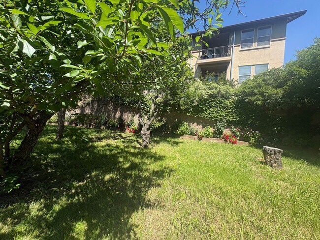 Building Photo - IMMEDIATE MOVE IN! Charming Vintage Sacramento 3 Bed / 1.5 Bath Home with Large Private Yard