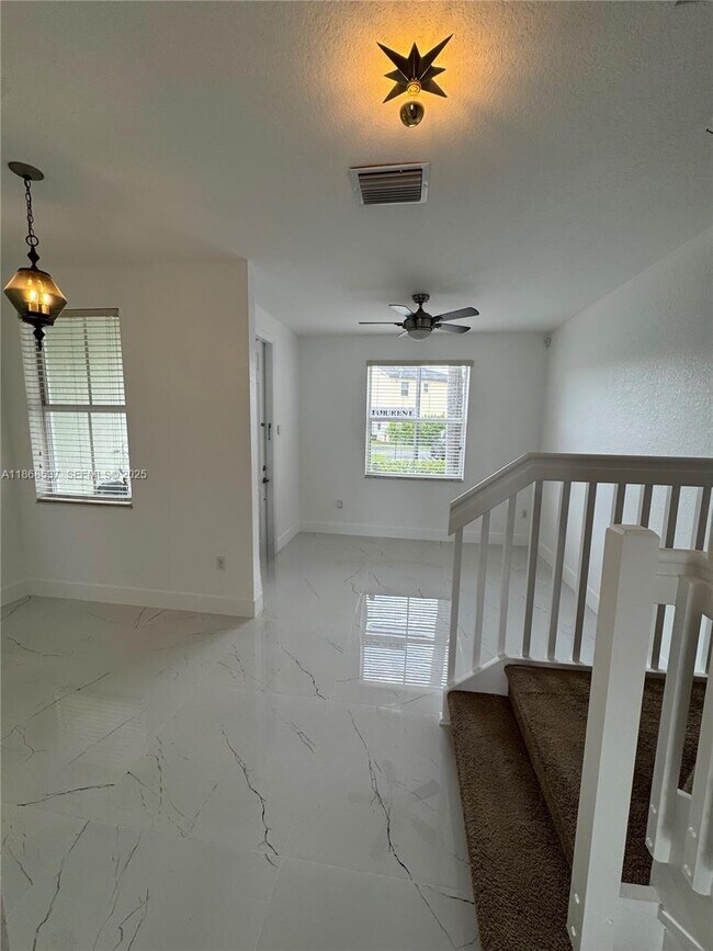 Building Photo - 2853 SE 1st Dr