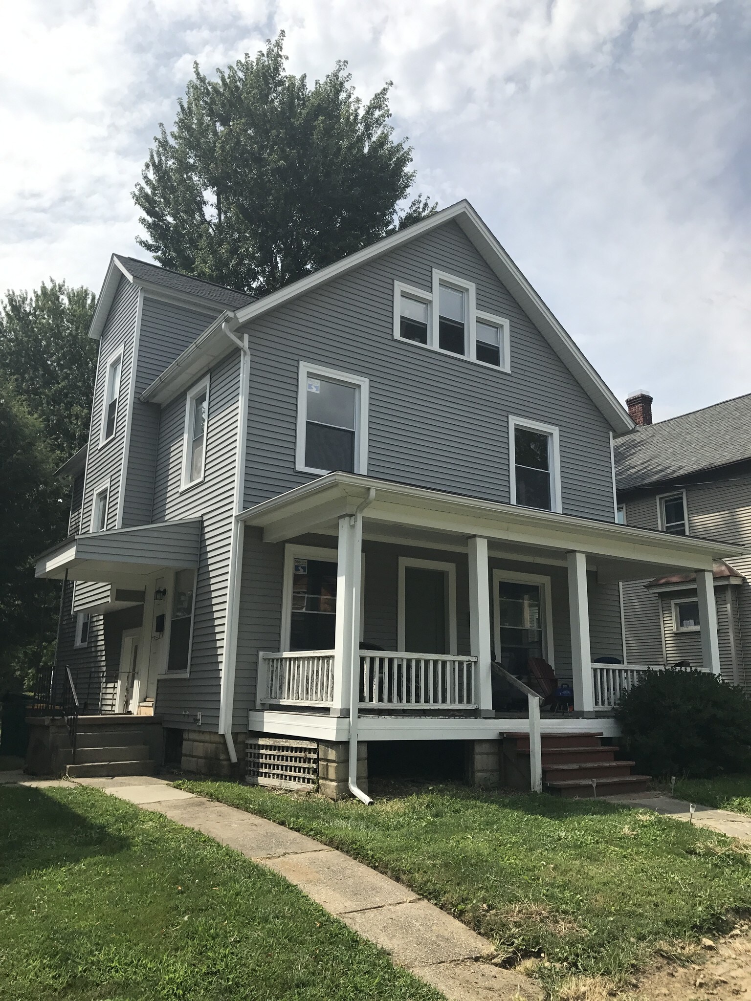 Upstairs 2nd and 3rd Floor Apartment - 652 N Bever St