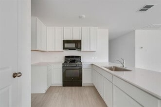 Building Photo - 923 Ponderosa Ln