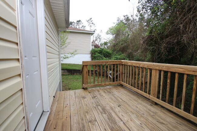 Building Photo - 3BR/2BA Home Near UWF – Wood-Look Flooring, Galley Kitchen, Pet Friendly!