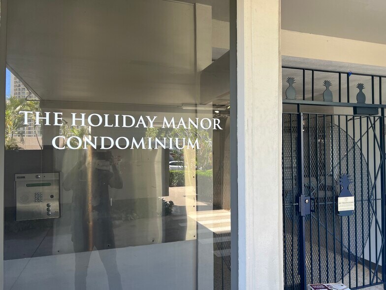 Lobby Entrance - 1650 Kanunu St