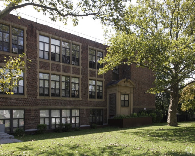 Building Photo - Lincoln Farms