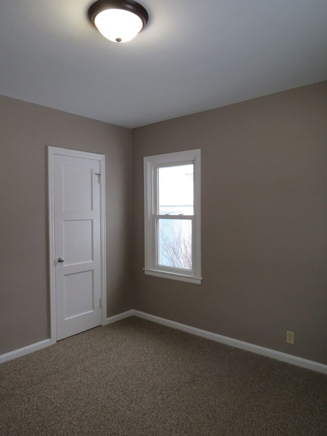 Building Photo - 3 Bedroom (1 non-egress) / 1 Car Garage located near the hospitals and colleges!