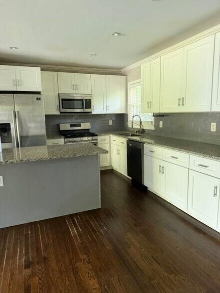 Building Photo - 3155 Beech Dr