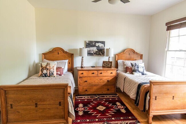 Building Photo - 728 S McCollum Dr