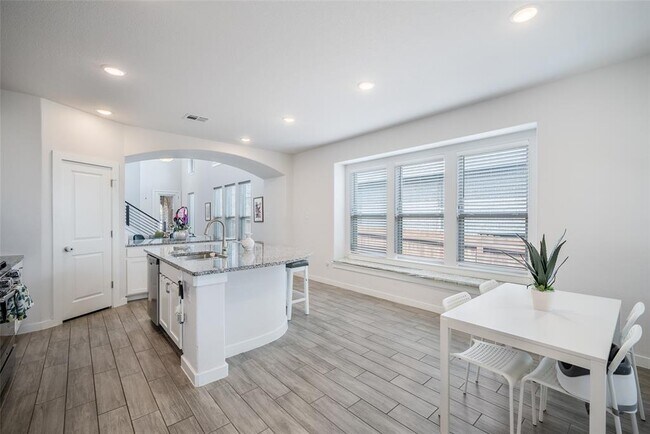 Building Photo - 7525 Desert Needle Dr