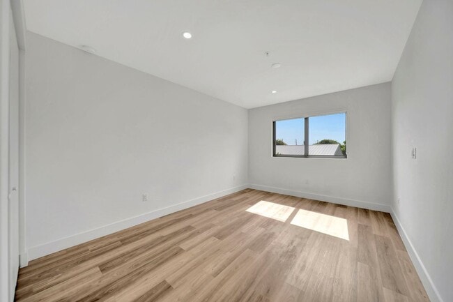 Building Photo - 4224 NE 7th Terrace