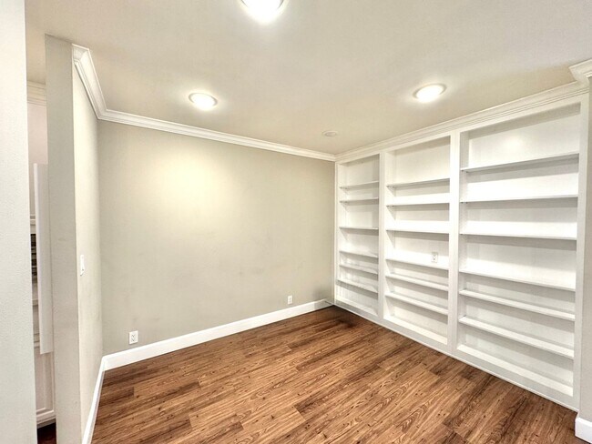 Building Photo - Must See! Beautiful 2 Bed / 2 Bath in La J...