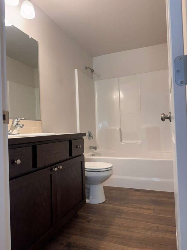 Building Photo - 1642 Zoe Ave